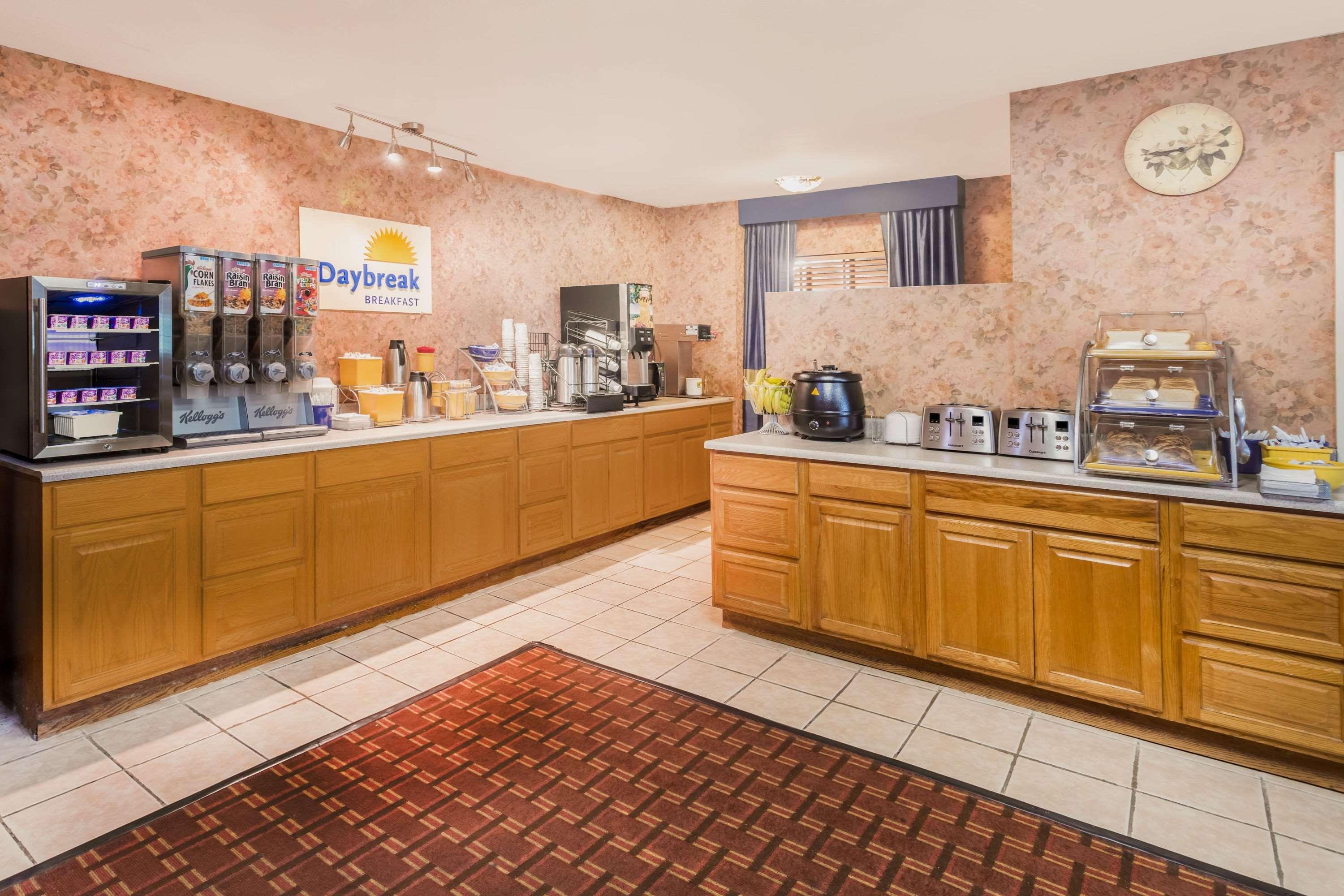 Days Inn & Suites By Wyndham Anaheim At Disneyland Park Exterior foto