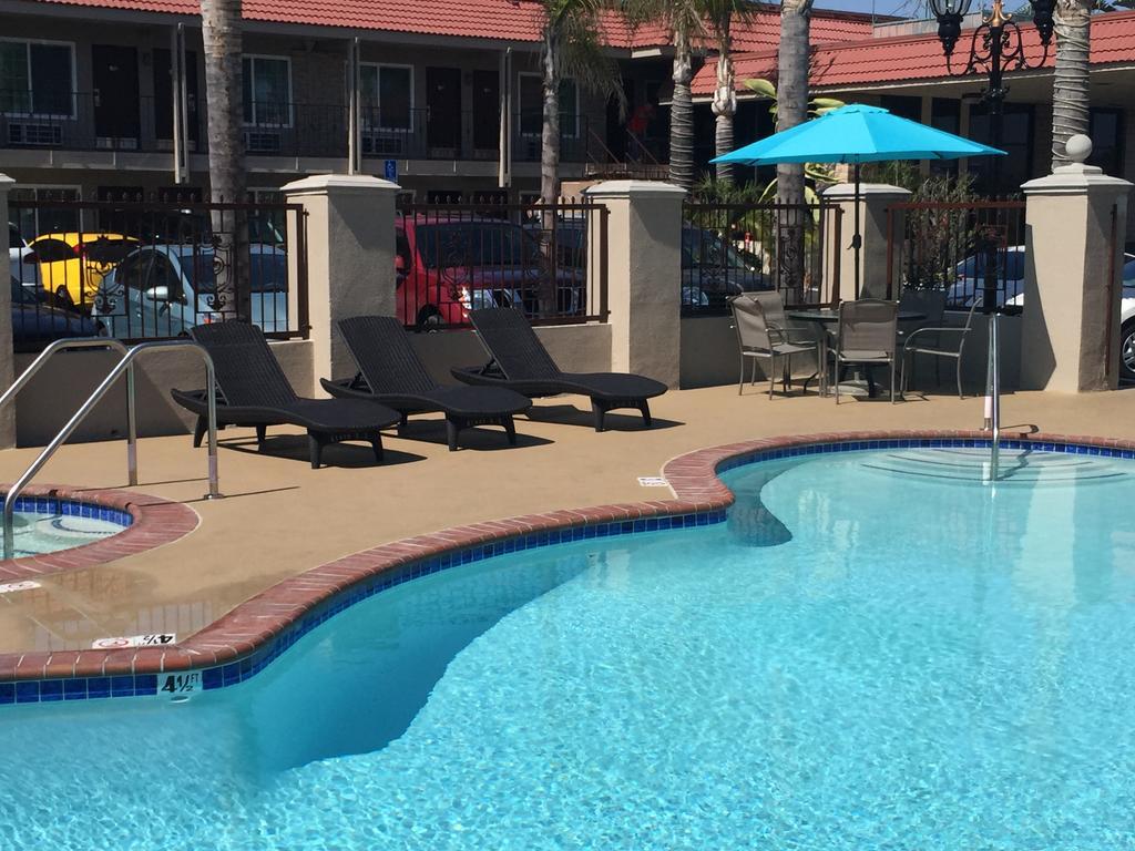 Days Inn & Suites By Wyndham Anaheim At Disneyland Park Exterior foto