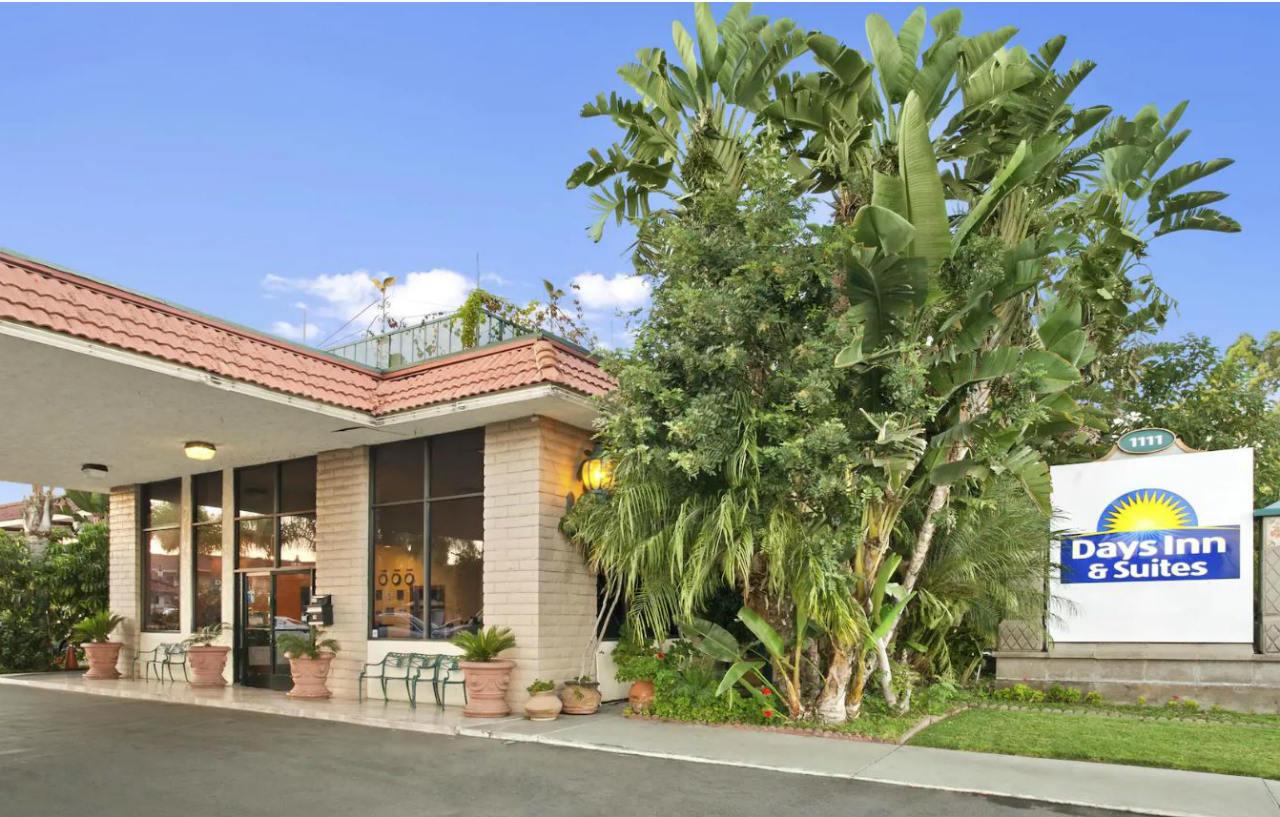 Days Inn & Suites By Wyndham Anaheim At Disneyland Park Exterior foto